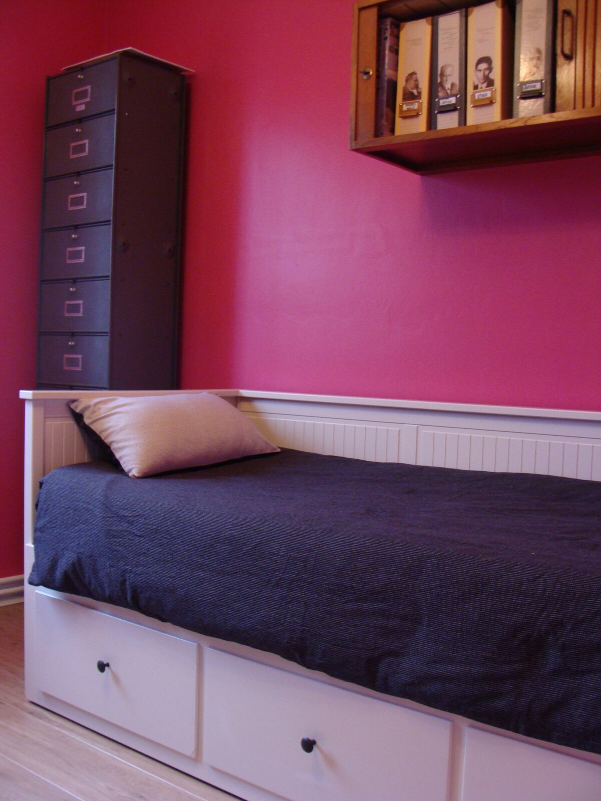 This bench seat is composed of 2 mattresses on top of each other. It easily transforms into a 2-seater bed with the 2 mattresses side by side.