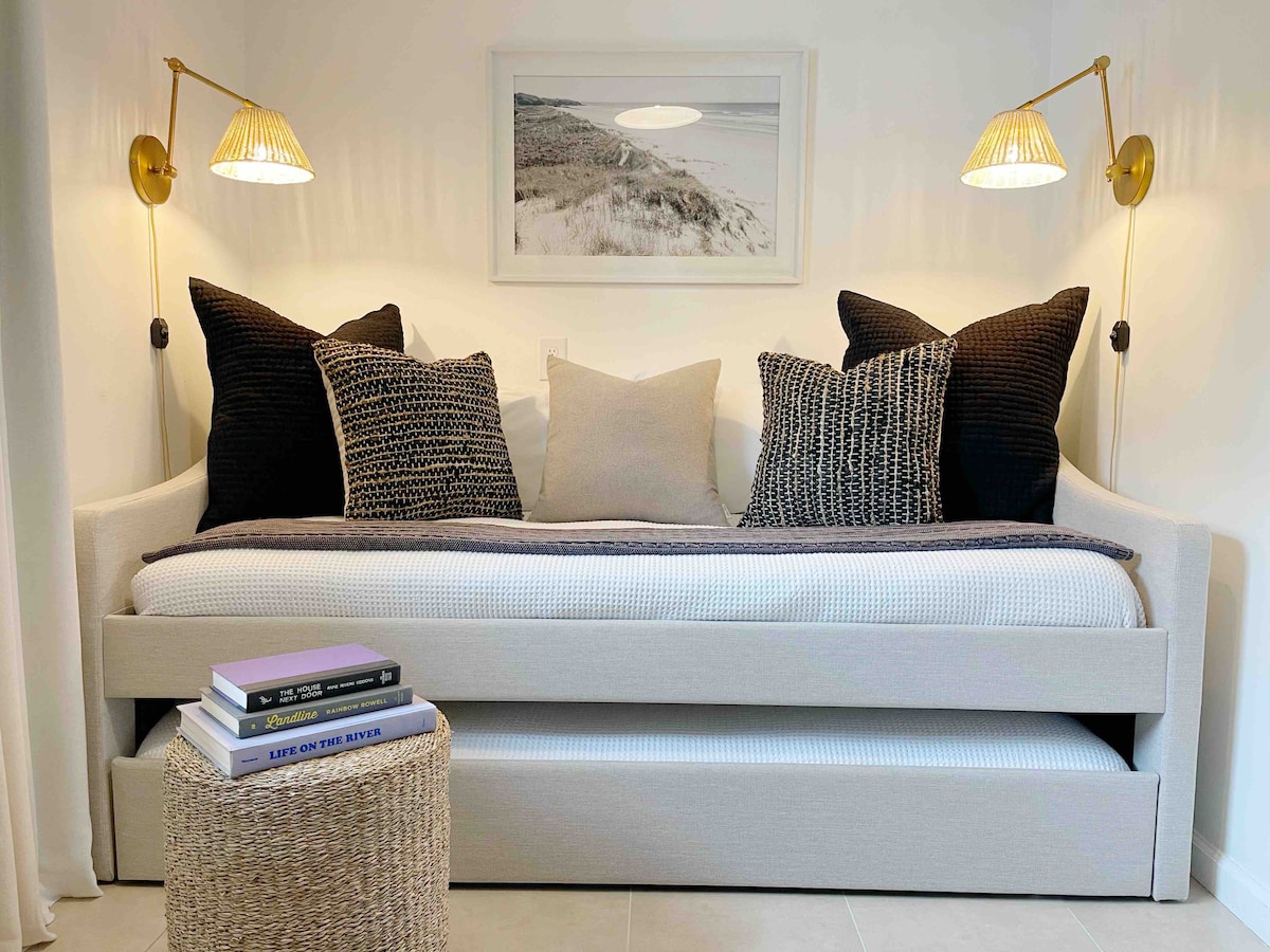 Este dormitorio alberga una cama nido, que es perfecta para los huéspedes más jóvenes.