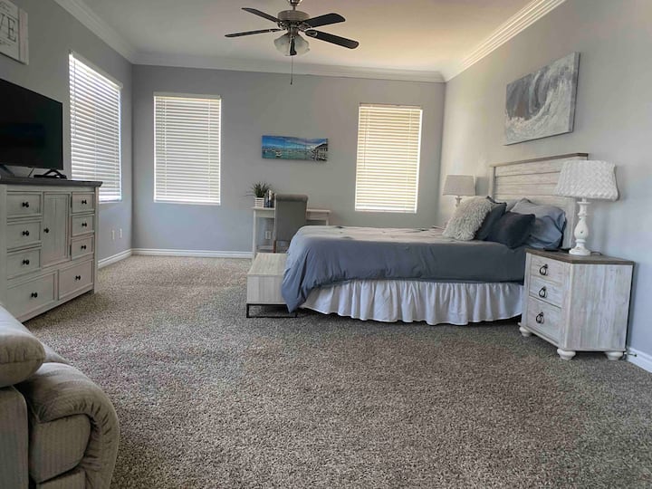 La suite principal extremadamente espaciosa incluye escritorio, televisión y cama tamaño queen con un asiento de amor reclinable. 