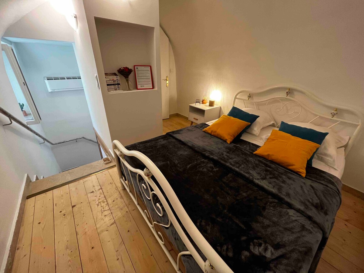 חדר שינה מואר עם מיטה זוגית, חדר רחצה צמוד