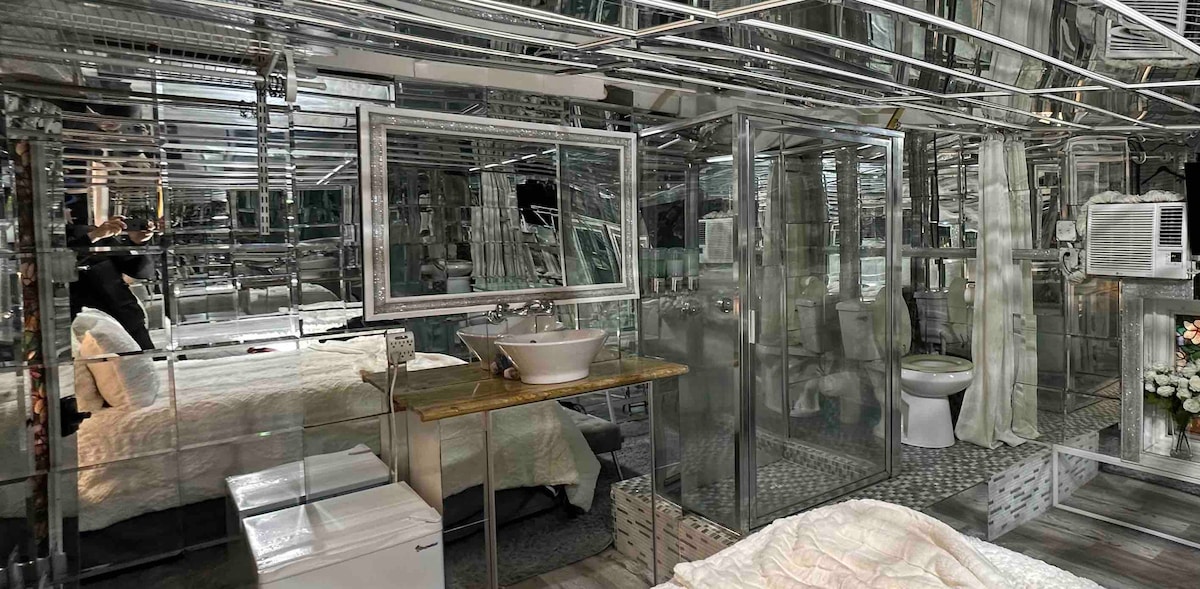 Hollywood Suite 1st floor, smart TV, DIRECTV refrigerator all mirrors