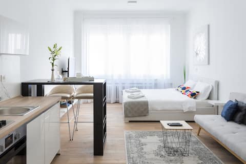 150sqm Main Square Apt!-4 Units- Great for Groups!