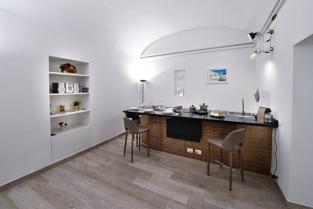 La casa es como sale en las fotos. Esta muy limpia y todo se ve nuevo i cuidado. La cocina tiene todo lo necesario para cocinar. El barrio es residencial i muy tranquilo. Gianluca y su mujer fueron muy amables con nosotros. Gracias por todo.
Natalia * * * * *