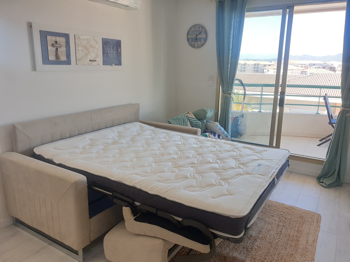 质量非常好的140/190沙发床，提供睡眠，您可以观看连接到Netflix的电视 