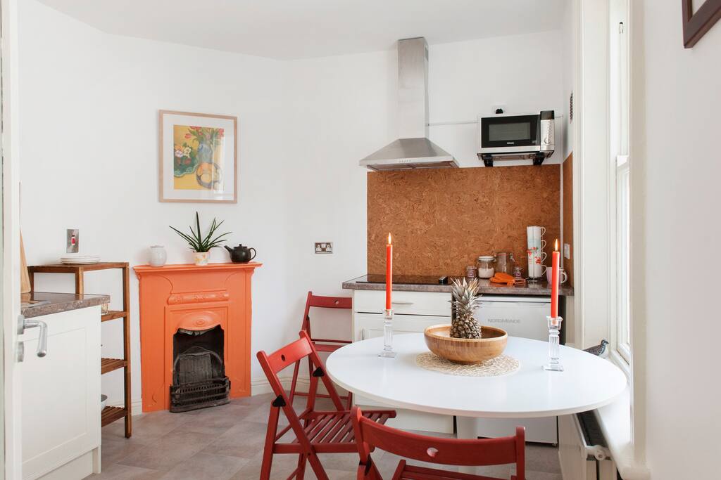 Bright and cheerful kitchen with microwave, hob, fridge and all amenities for cooking, drinking, and eating. Basics like milk, sugar, salt, pepper, fruit, cereal, tea, coffee, etc, are supplied.