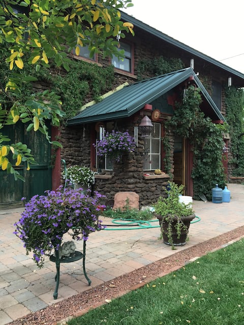 Historic Downtown Carriage House Apartment