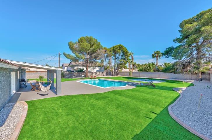 Amazing Modern House! 6 BDR gallery image 2