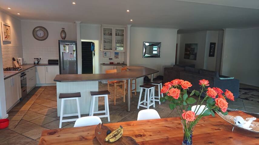 Spacious Fully Equipped Relaxed Home-5min to beach gallery image 4