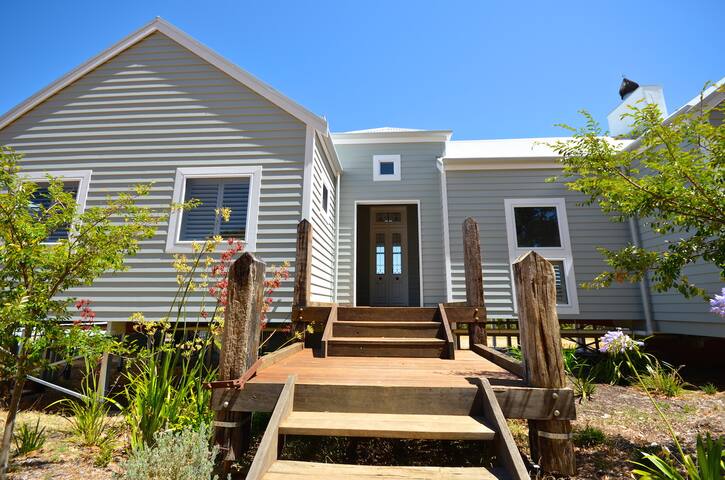 Stunning coastal luxury retreat. gallery image 3