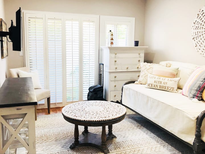 Kochi/kitanda cha mchana kilicho na godoro la kustarehesha.
TV, bar na viti viwili 