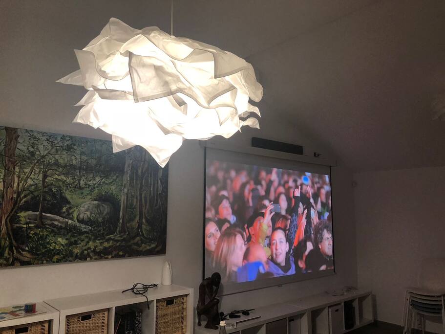 Buhardilla con mesa de juegos terrazas y pantalla de cine. Conectada directamente a la televisión además de un Google Brodcast configurado a la Red de la casa para conectar YouTube, Netflix, HBO, etc.. El proyector cuenta con sonido de alta calidad.