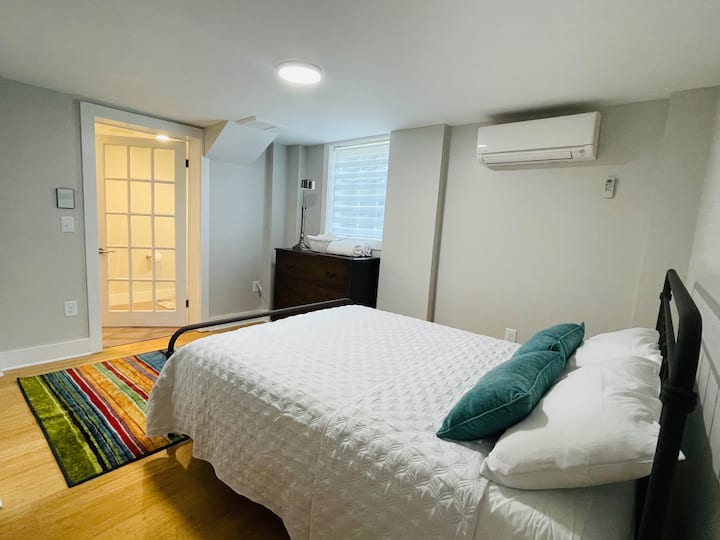 Cama tamaño queen; en la habitación acceso a un generoso baño