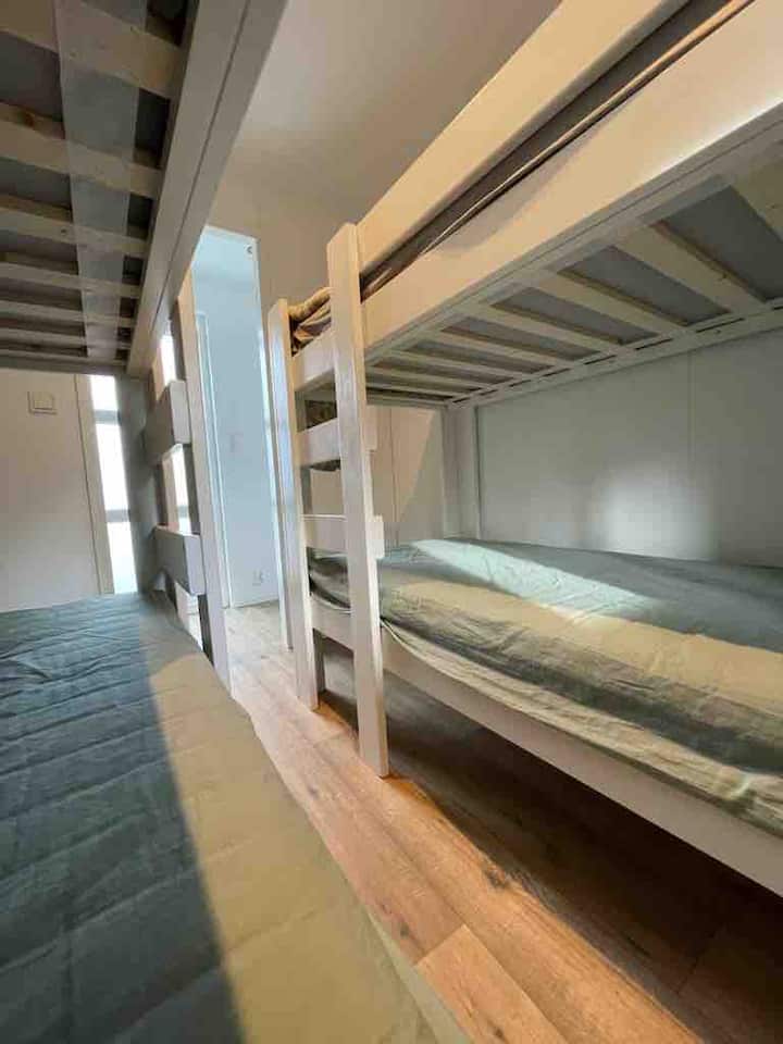 საძინებელი 2 ორსართულიანი საწოლით