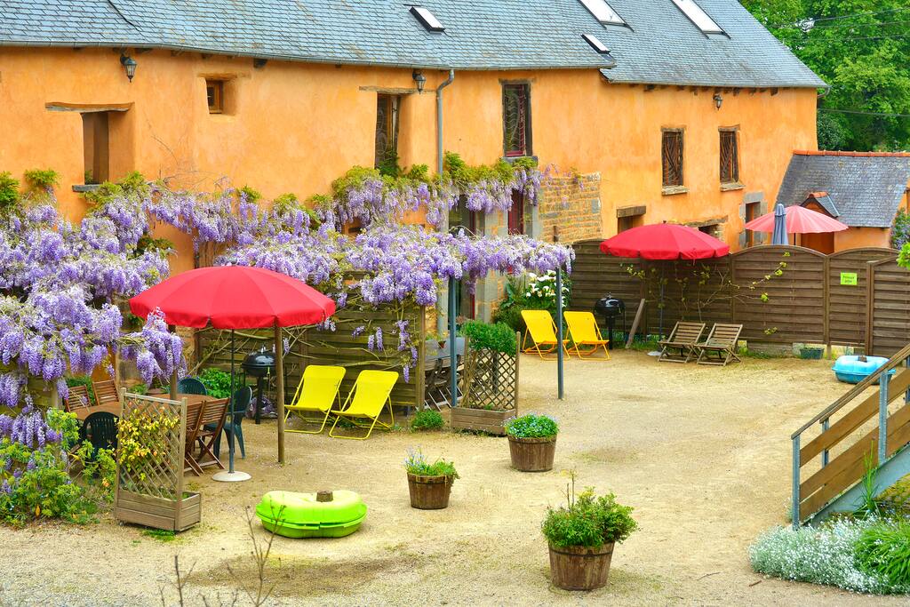 Ancien corps de ferme avec un jardin fleuri de 2500m²
