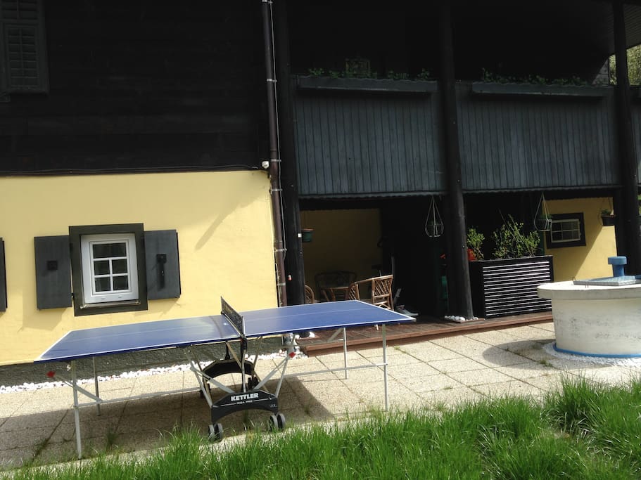 Terrasse mit Tischtennistisch und Sitzecke