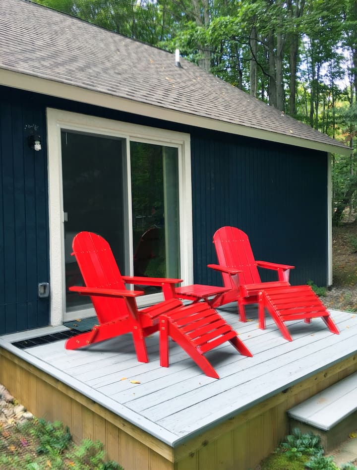 Самостоятелна палуба за планинския апартамент Banff, оборудвана със столове Scarlett Adirondack - идеална за почивка следобед или гледане на звезди през нощта. Наскоро шпионирани два плешиви орли, извисяващи се грациозно над гората
