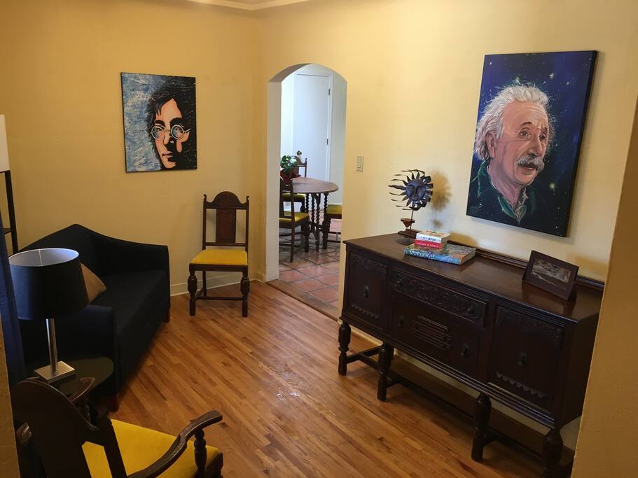 Sitting room between living room and kitchen