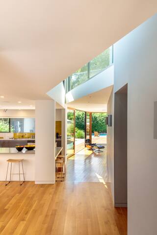 Architectural LA home w/pool in prime location! gallery image 5