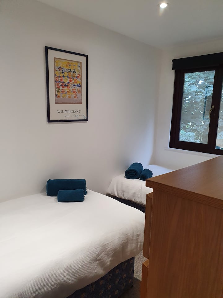 vitanda viwili vya mtu mmoja 
madirisha yaliyotiwa rangi tena na mapazia ya joto ili kudumisha hali ya baridi na giza unapolala

droo za malm