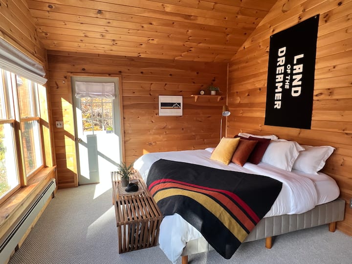 SUNROOM ni chumba cha 3 cha kulala cha 3 kwenye ngazi kuu. Maoni kutoka kwenye chumba hiki hayawezi kupigwa! Chumba hiki kikubwa kina kitanda cha mfalme, sehemu ya ofisi, seti 3 za madirisha makubwa yanayoangalia ua wa nyuma na sehemu ya moto na milango 2 inayoelekea kwenye deki 2 za kujitegemea.