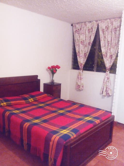 habitación privada, cama 1.20 cm de ancho, tv, closet, vista a la calle 5.
