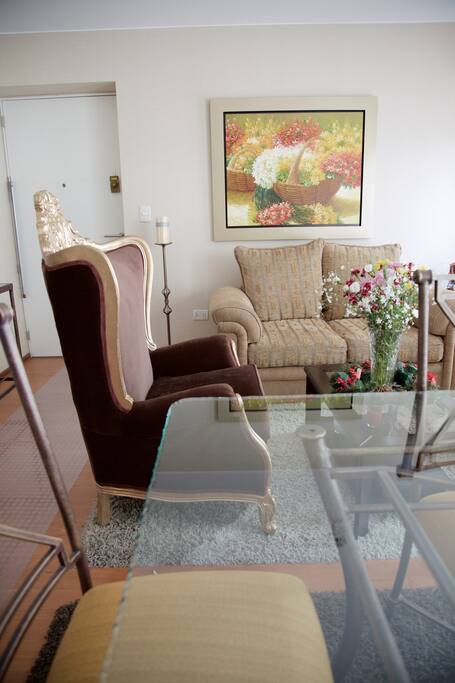 A cozy and welcoming living room area which you will be sharing with the host