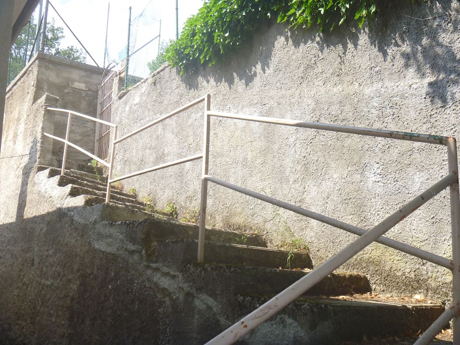 La scala d'accesso al giardino