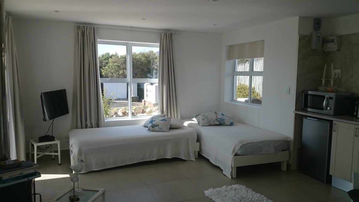 2 single beds / sofas in the living room - 2 Einzelbetten / Sofas im Wohnzimmer