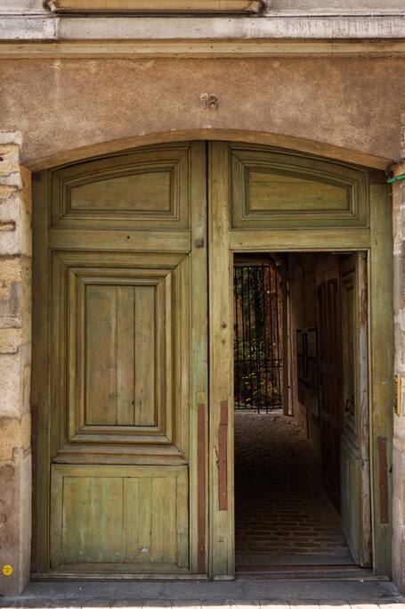 A typical Marais building (circa 1610)