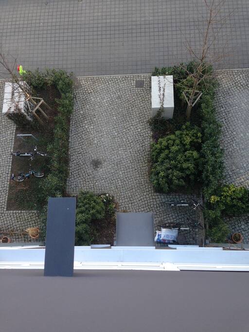 Privat parking and 3 older bikes