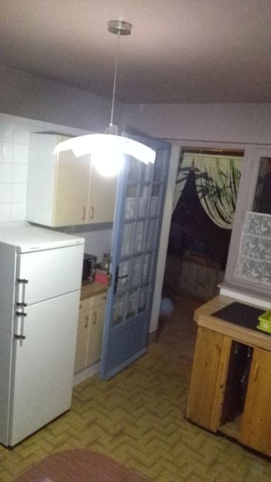 vous disposerz d'un frigo, d'une plaque gaz 4 feux, d'un micro-onde, table et 4 chaises.