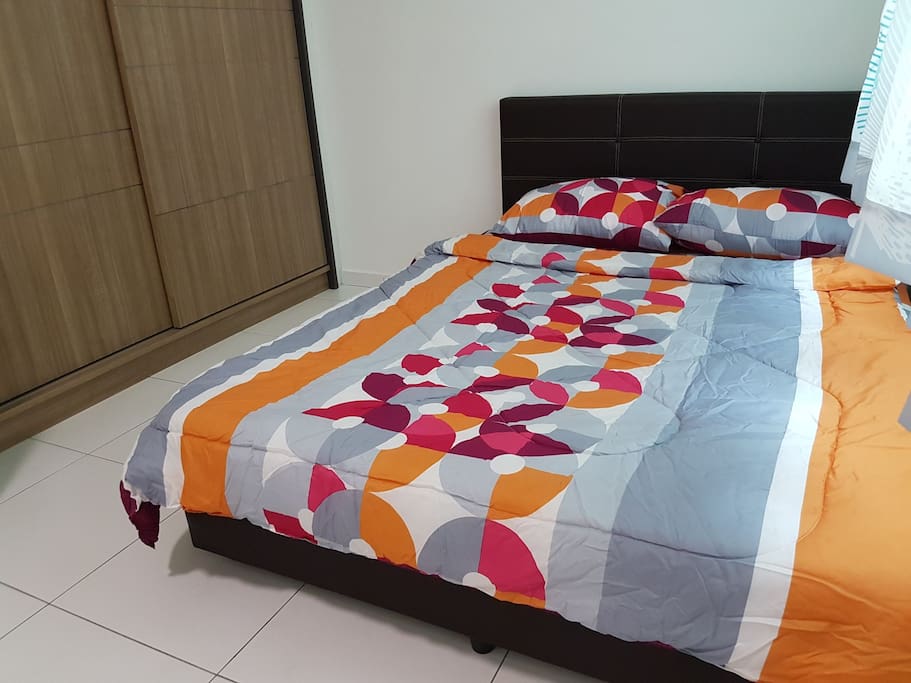 Queen size bed available to add 1/2 more extra floor mattress. Suitable for family or friend gathering