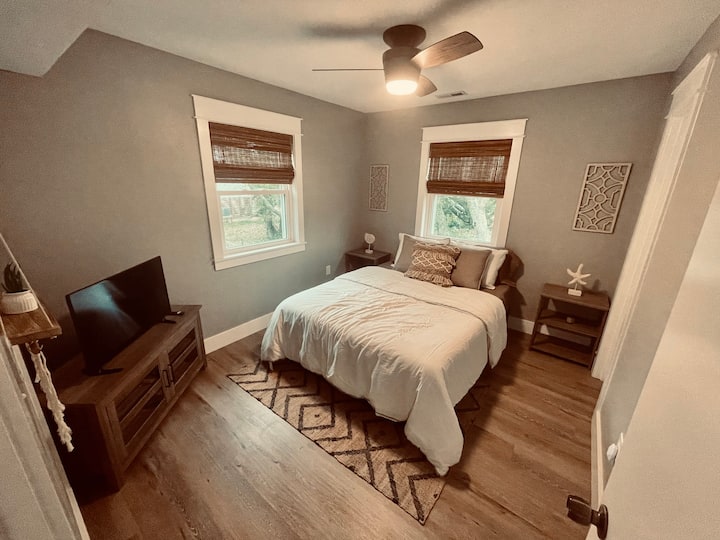 2nd Bedroom views outfitted with a Queen Bed and 32" Roku TV.