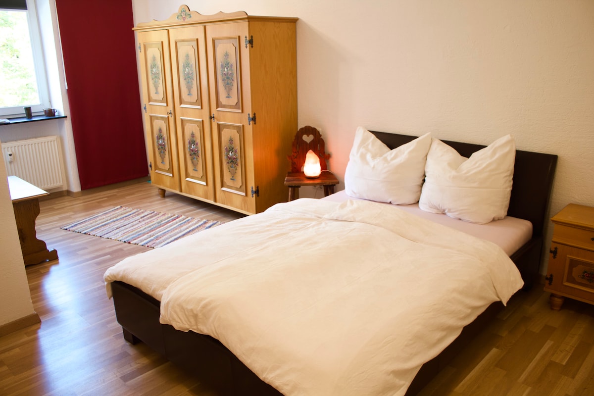 Spavaća soba s garderoberom i stalkom za prtljagu