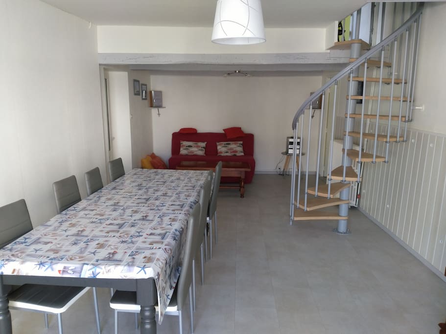 maison: salle à manger et coin salon avec mini chaîne Hi-Fi