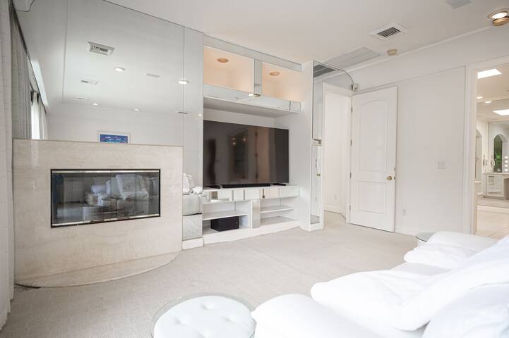 5BR Villa in guarded estate 5 mins from the strip gallery image 3