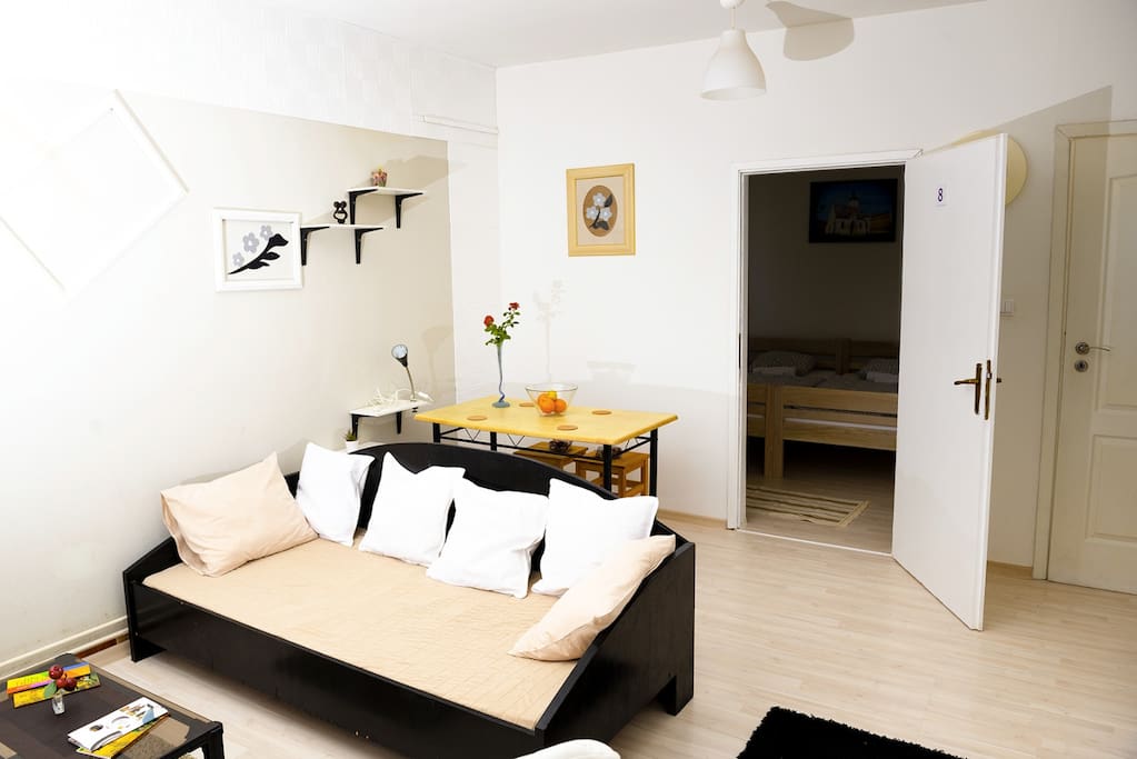2/14- living room/dining room
Dnevni boravak se sastoji od kreveta za 1 osobu, čajne kuhinje sa friziderom, stolom za blagovanje te TV-om. Gosti također koriste besplatan wi-fi.