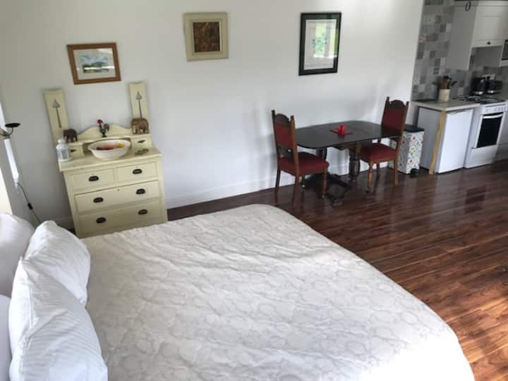 2 krevate tekë të mbledhur së bashku. Mund të përdoret si krevat dopio "King" ose të ndahet si krevate dopio.