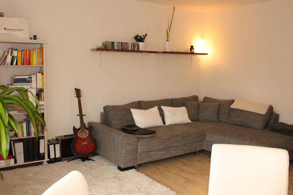 Unsere Couch ist etwas durchgesessen, man kann sie aber ausziehen und zu einem Schlafplatz verwandeln.