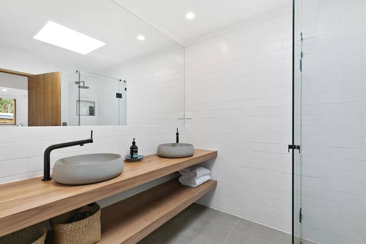 The Nest – Walk to the Beach, Wander to the Falls gallery image 3