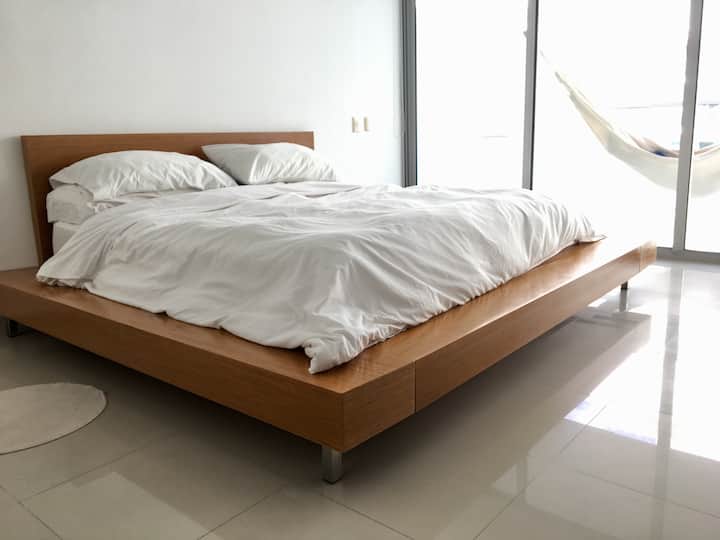 Glavna spavaća soba s bračnim krevetom idealna je za ugošćivanje para.