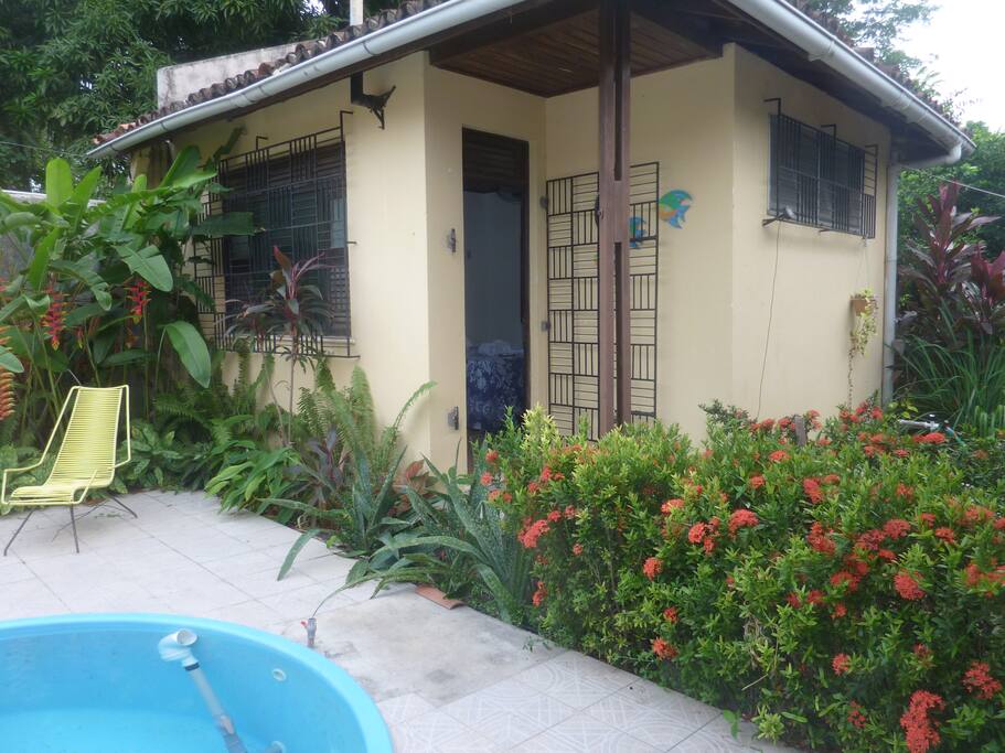 Le studio à côté de la piscine.
piscina perto do estúdio