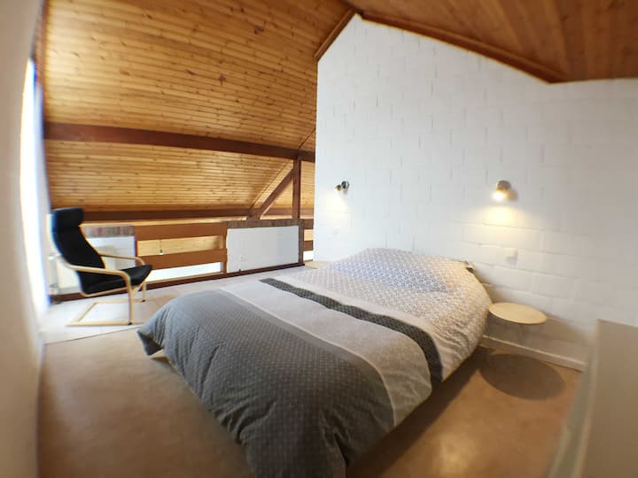 Spálňa na poschodí s výhľadom na obývaciu izbu