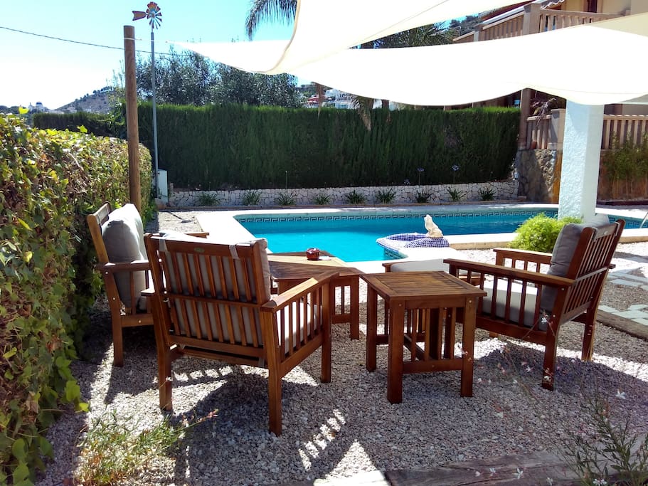 zona relax en la piscina