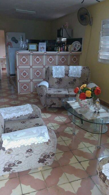 Salón principal con cocina al fondo.