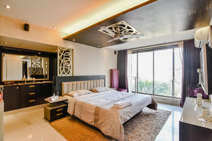 Comfortable ensuite room in Penthouse, Bandra West