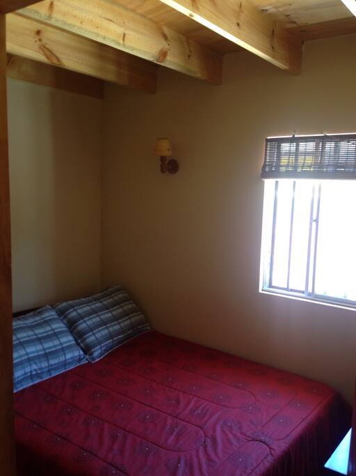 Dormitorio con closet Tv abierta, velador y cama de 2 plazas
