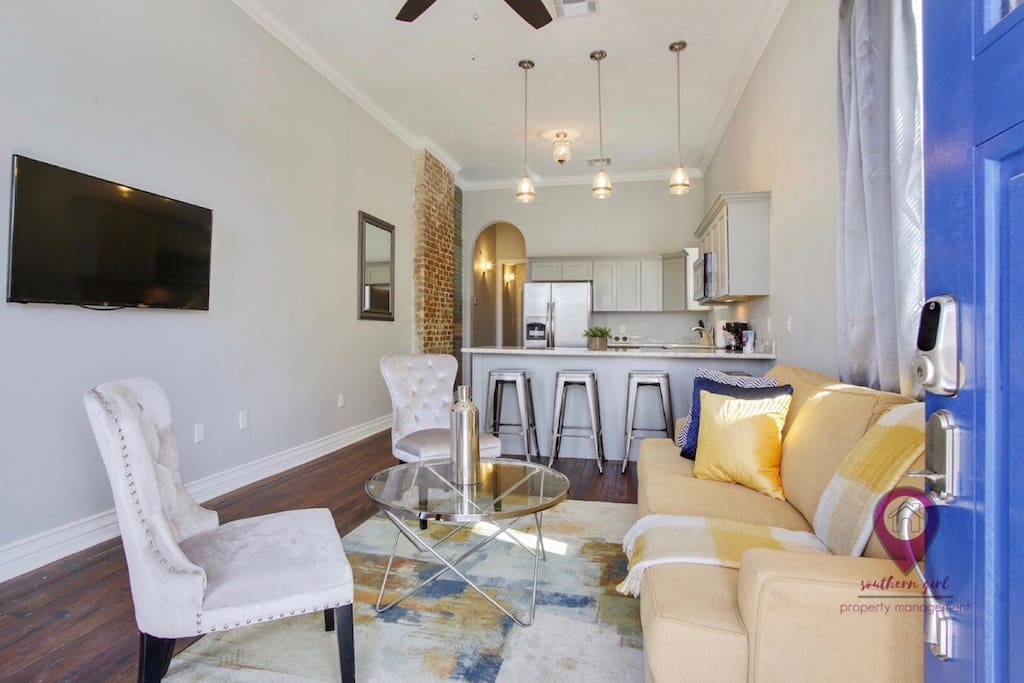 Super Cozy/Inviting Living Area (60” SMART TV)