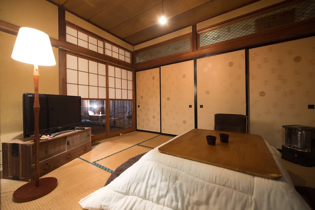 The living room (6 tatami) becomes a shared space, the host also enters and exits sometime freely. For winter you can also consult a trip while warming up with a kotatsu. You can enjoy tea and alcohol. We do not enter much when using with 4 people. Sometimes we are entering for exchanges when we have up to 3 guests.