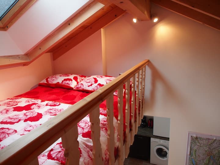 140 מיטה זוגית בקומת הביניים עם Velux ונוף לכוכבים:)